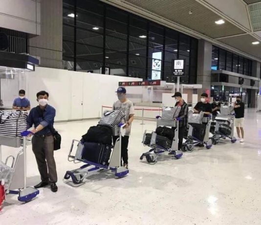 Xúc động hình ảnh đưa tro cốt chàng trai xấu số bị sát hại tại Nhật Bản về Việt Nam