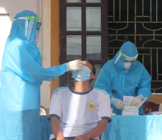 Con trai là lái xe Bắc-Nam nhiễm bệnh, mẹ đi xét nghiệm dương tính SARS-CoV-2