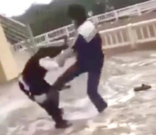 Hai nữ sinh cùng lớp đánh nhau vì hiểu nhầm trong chuyện yêu đương