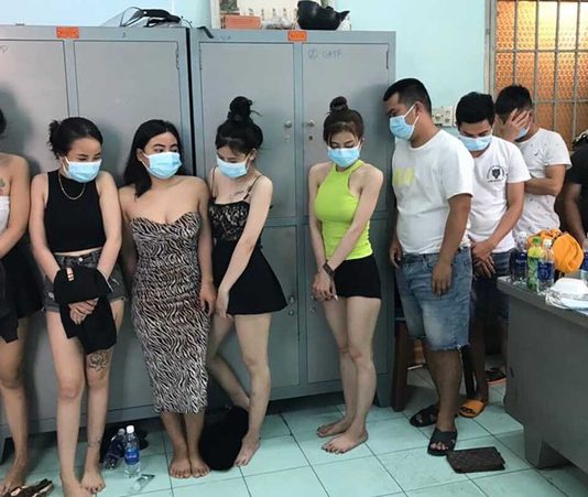 Chơi ma túy tập thể với người nhiễm SARS-CoV-2