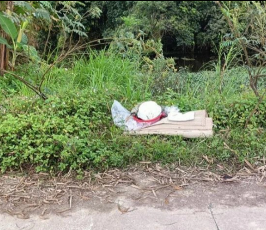 Phát hiện thi thể người đàn ông bên bờ kênh, lưỡi dao găm vào bụng