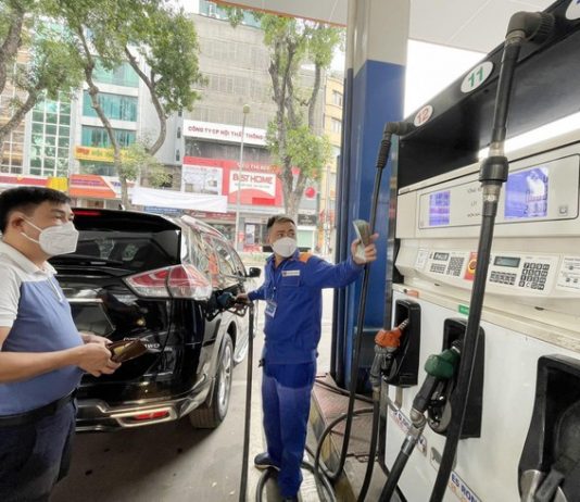 Giá xăng dầu có thể giảm tiếp 2 nghìn đồng mỗi lít thông qua giảm thuế