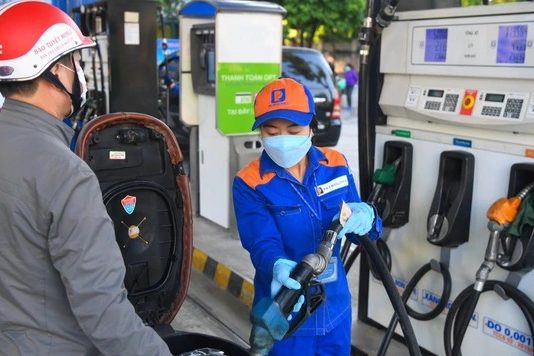 Giá xăng giảm mạnh