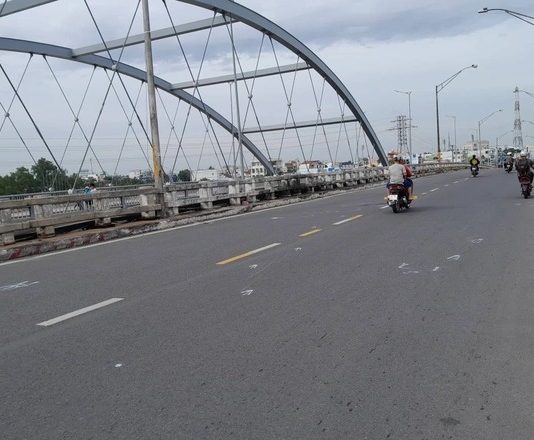 Đại úy công an bị xe tông nguy kịch