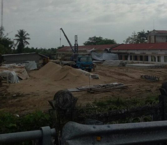 5 học sinh ngồi học bị thương khi cần cẩu đập vào nóc trường