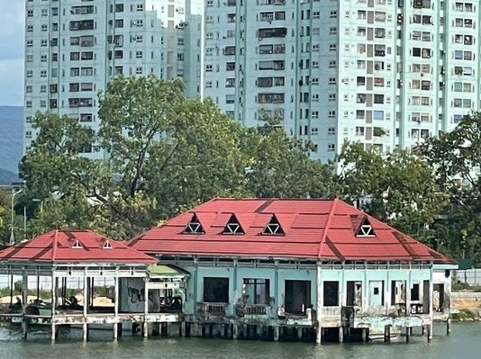 Cảnh hoang tàn tại nhà hàng kiến trúc Á Đông nổi tiếng thành Vinh một thời