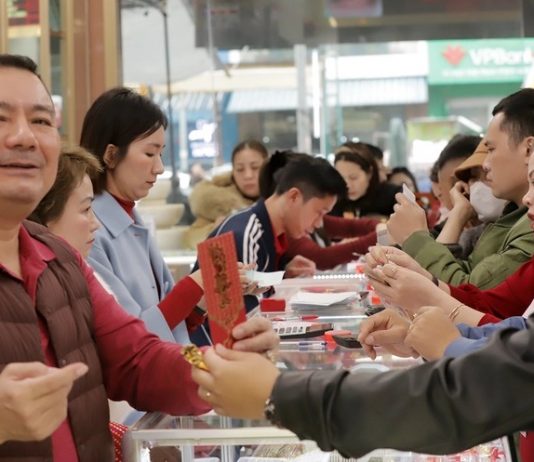 Người dân chen chúc mua vàng ngày vía Thần Tài, bất ngờ nhận lì xì 2 USD