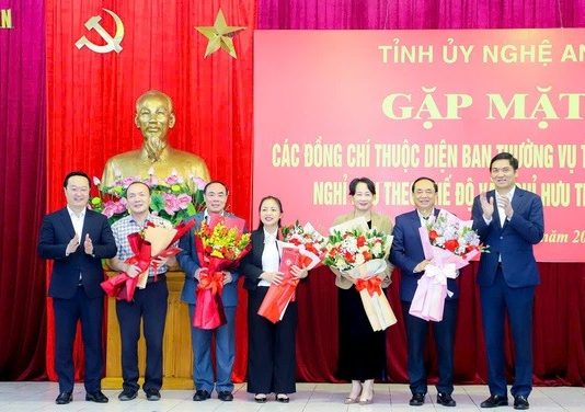 Nghệ An: Phó Bí thư Thành ủy và 3 giám đốc sở xin nghỉ hưu trước tuổi