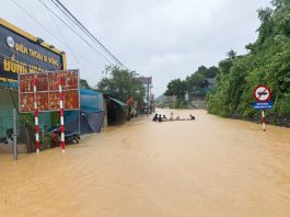 Bão vừa qua, người dân Nghệ An lại tất tả chạy lũ