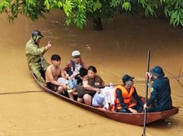 Nước sông dâng cao sau bão Bualoi, người dân Nghệ An xuyên đêm chạy lũ